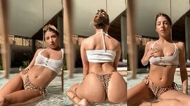 Shannonsinghof uma morena deliciosa sentada na piscina mostrando a calcinha atolada no bumbum