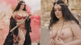 Peladinha no meio do deserto a milf gostosa Meg Turney mostrando os peitinhos durinhos