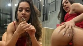 Mel Bertoja pelada arrombando o cuzinho e a buceta com o pau de borracha