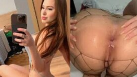 Michelly Ruiva pelada e deliciosa dando o cu e levando gozada na bunda