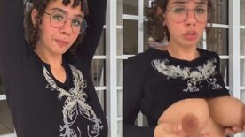 Emo tetuda balançando os peitos com cara de safada em vídeo amador