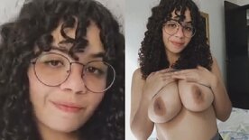 Novinha morena peituda excitando os mamilos grandes e naturais