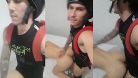 Motoboy sortudo fodendo a cliente putinha de quatro no porno nacional