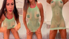 Safada Camila Kiss exibindo buceta com vestidinho sem calcinha