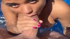 Gi Paes mamando gostoso a rola dentro da piscina