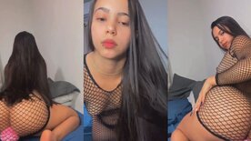 Modelo gostosinha rebolando de quatro com plug anal no cuzinho