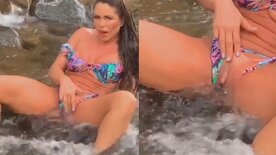 Lana Borges roçando a buceta na pedra e gozando muito na cachoeira