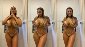 Brasileira bronzeada peituda sensualizando molhadinha no banho