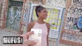 Pretinha espetacular transando na rua em troca de $100 euros