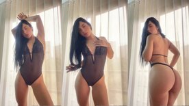 Magrinha Zoey Riveras sensualizando com lingerie pretinha transparente