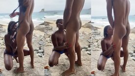 Flagra de sexo oral pretinha chupando piroca na praia