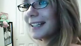Novinha pagando peitinho na webcam