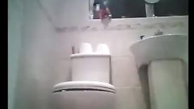 Câmera escondida no banheiro e quarto da prima