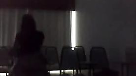 Aluna casada dando para seu professor na sala de aula