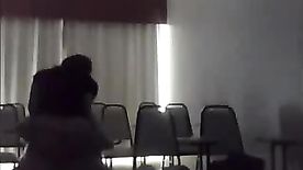 Aluna casada dando para seu professor na sala de aula