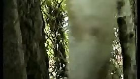 Mulher nua dando no mato em cima do capô