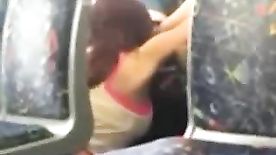 Lésbica chupando a buceta da amiga no onibus