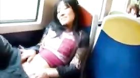 Moreninha batendo aquela siririca no ônibus