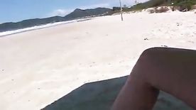 Batendo siririca na praia enquando o namorado filma