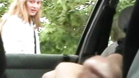 Mulher assistindo homem bater punheta dentro do carro