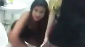 Novinha bêbada pelada sendo filmada pela amiga