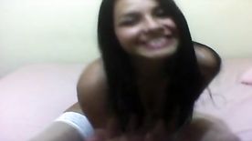 Morena puta pelada tocando siririca enfrente a webcam