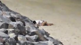 Flagrante de sexo amador com casal fodendo na praia