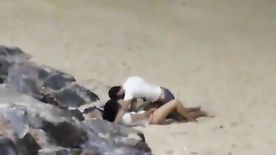 Flagrante de sexo amador com casal fodendo na praia