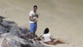 Flagrante de sexo amador com casal fodendo na praia