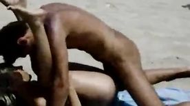 Flagra de sexo casal mete na praia e não ta nem aí pros paparazi