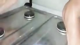 Puta esquentando buceta no fogão vazou na net