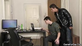 Amigos fazendo Sexo Gay no escritório do chefe