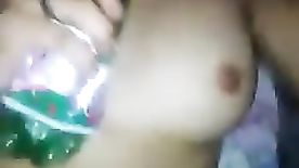 Caiu na net vídeo da ninfeta drogada pelada metendo garrafa na xota