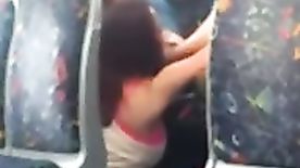 Caiu na net flagras das lésbicas realizando fetiche sexual no ônibus