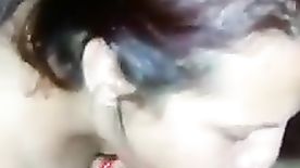 Vídeo de sexo amador com gata fazendo boquete pelada