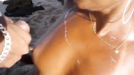 Esporrada nos peitos da namorada nua na praia