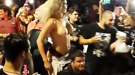 Loira tesuda mostrando peitões no festival de motoqueiros