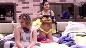 Munik do Big Brother Brasil pagando peitinho na decima sexta edição do programa