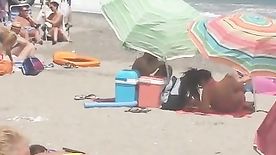 Novinha Ajeitando Calcinha Na Praia é Flagrada Por Tarado