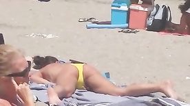 Novinha Ajeitando Calcinha Na Praia é Flagrada Por Tarado