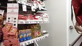 Mulher flagrada se masturbando dentro do supermercado