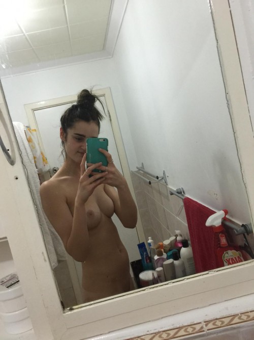 Novinha Magrinha de 18 Anos Tirou Fotos dos Peitinhos Lindos Caiu na Net